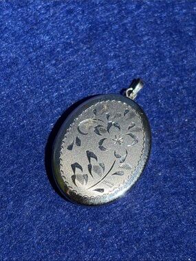 Vintage Sterling Silver Engraved Oval Floral Locket Pendant